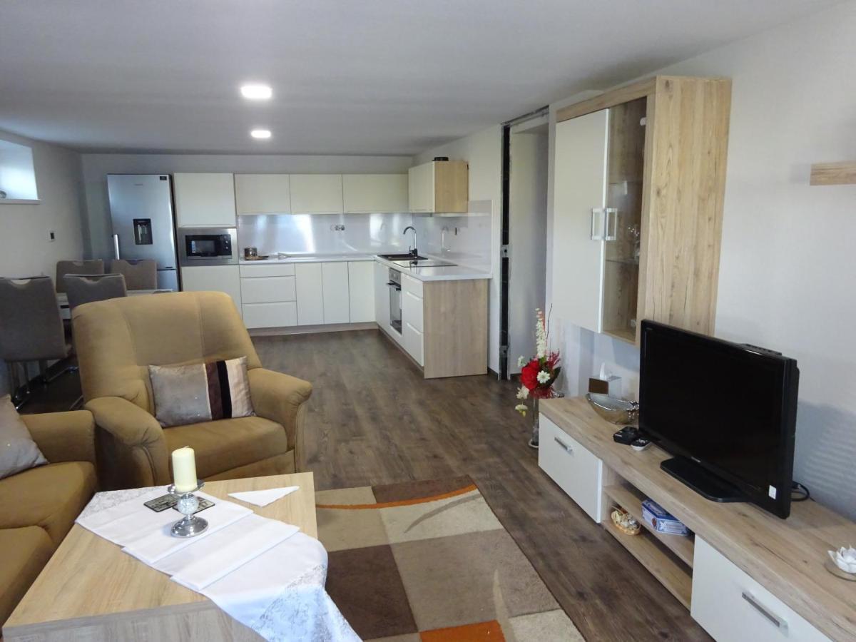 Family Friendly Apartment 3 Adults Plus Child รูชอมแบรอค ภายนอก รูปภาพ