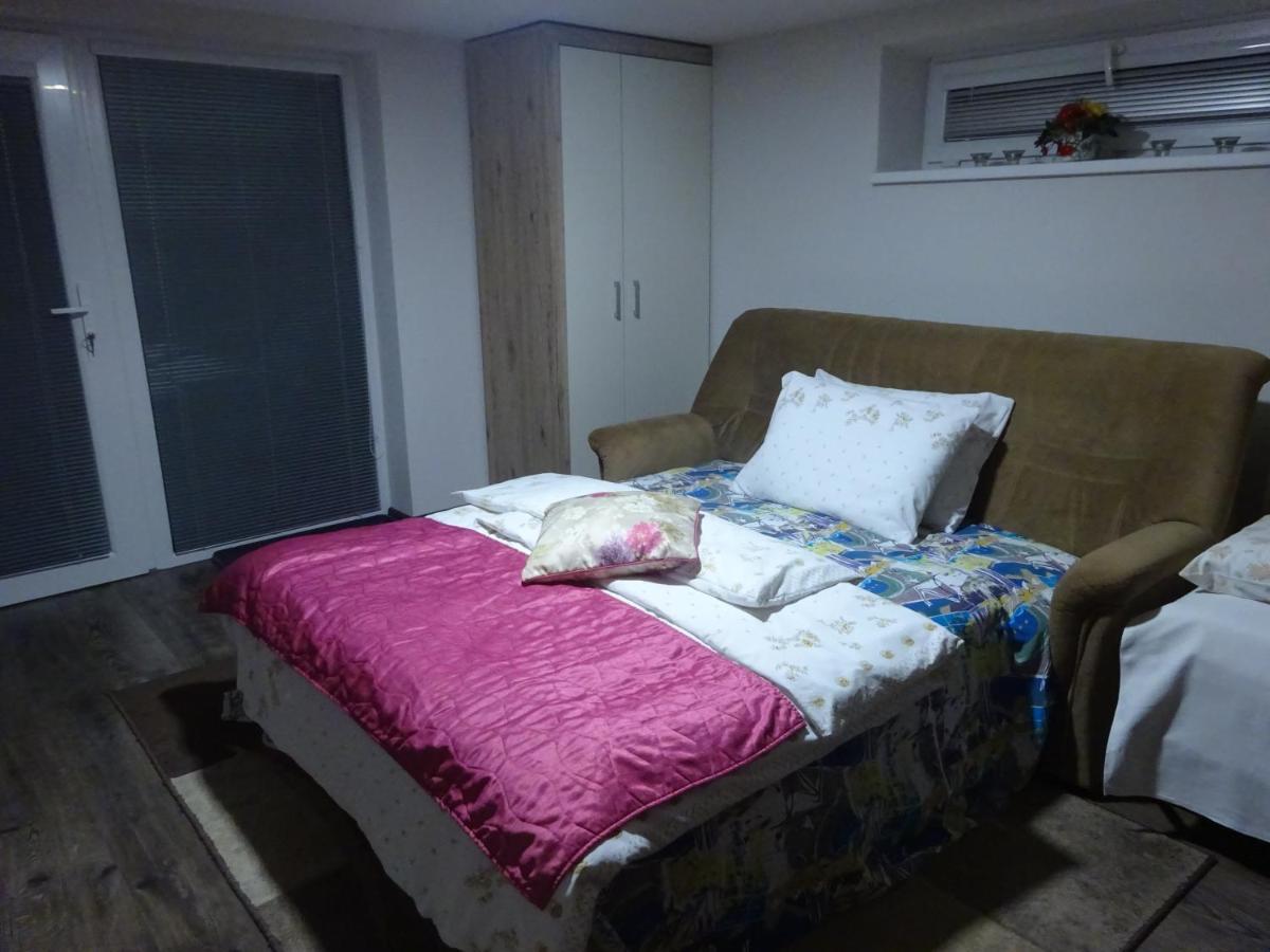 Family Friendly Apartment 3 Adults Plus Child รูชอมแบรอค ภายนอก รูปภาพ