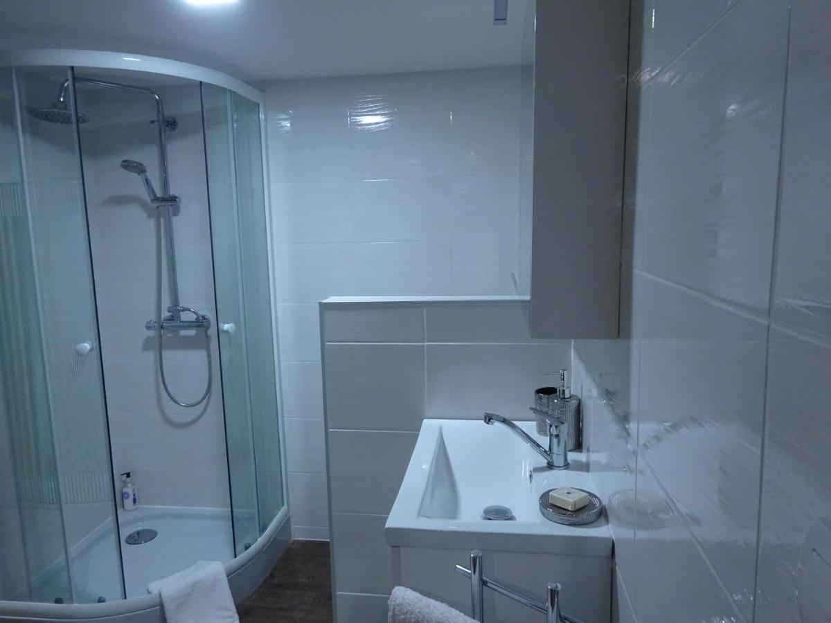Family Friendly Apartment 3 Adults Plus Child รูชอมแบรอค ภายนอก รูปภาพ