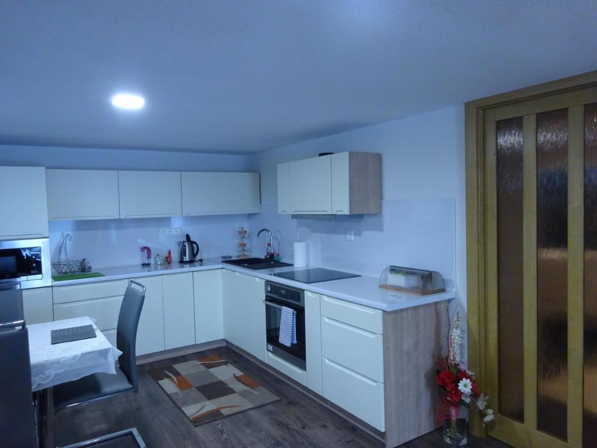 Family Friendly Apartment 3 Adults Plus Child รูชอมแบรอค ภายนอก รูปภาพ